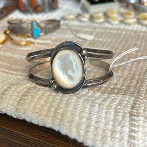 VINTAGE NATIVE AMERICAN NAVAJO MOTHER OF PEARL STERLING SILVER BRACELET